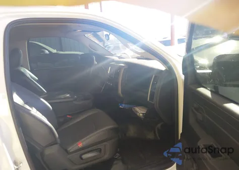 2022 Ram 1500 Classic Tradesman 4X2 6'4 Box z USA, uszkodzony, nr VIN 3C6JR6AG4NG205341